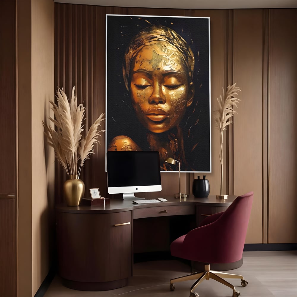Tablou canvas cu tablou canvas cu femeie africana aurie, in rama de aluminiu argintiu, pe perete intr-un birou